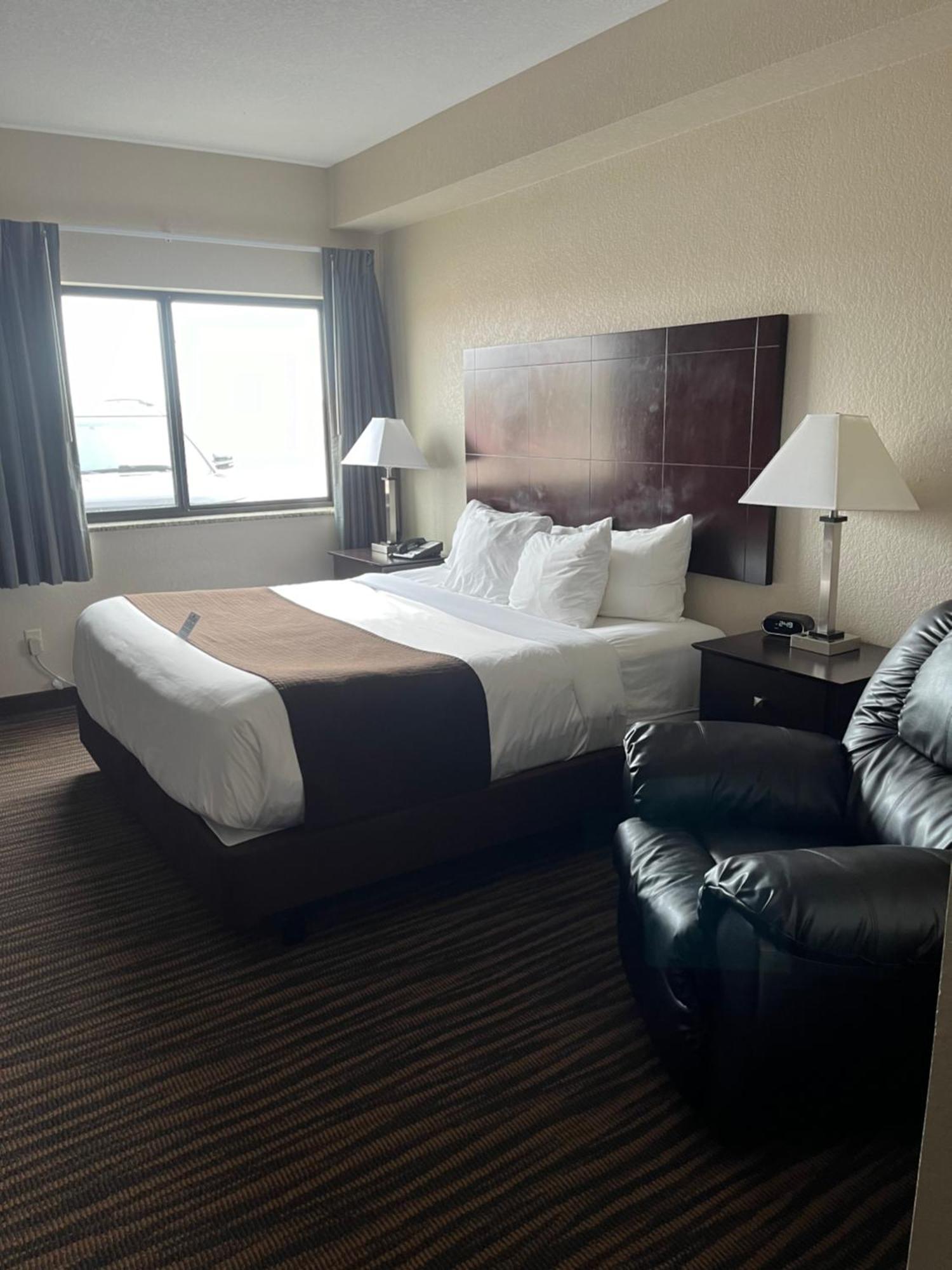 Cobblestone Inn & Suites - Denison | Oak Ridge Kültér fotó