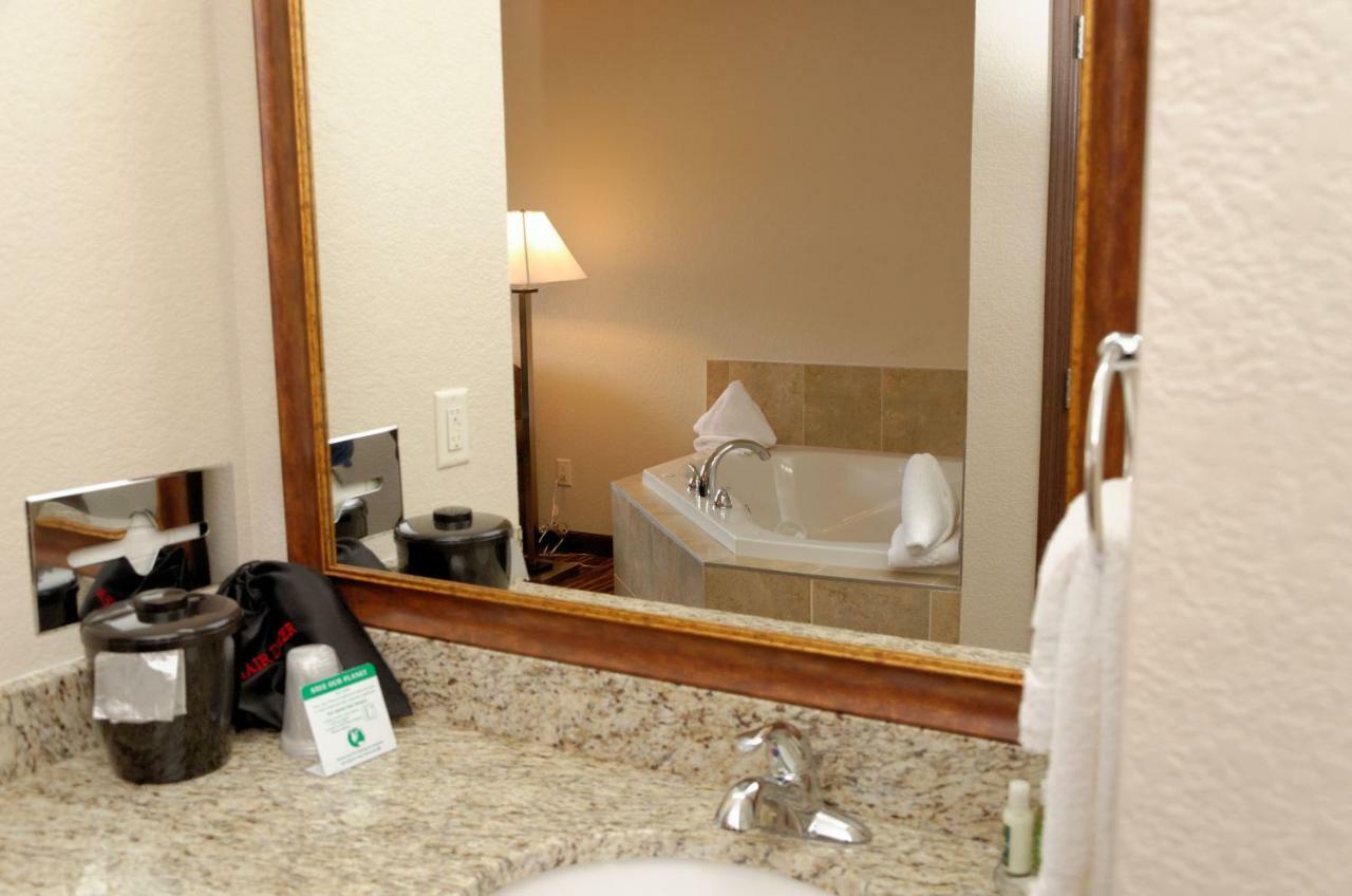 Cobblestone Inn & Suites - Denison | Oak Ridge Kültér fotó